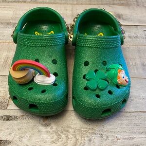 CROCS “Lucky Charms” Kids Unisex Clogs Size 11 Green Glitter Charms Like New